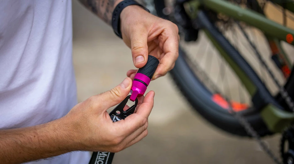 Brand new ✨ Muc Off Muc-Off E-bike Drivetrain Lubing Tool - Pink 😉 5 Muc Off Muc-Off E-bike Drivetrain Lubing Tool - Pink